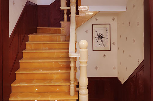 洪梅镇中式别墅室内汉白玉石楼梯的定制安装装饰效果